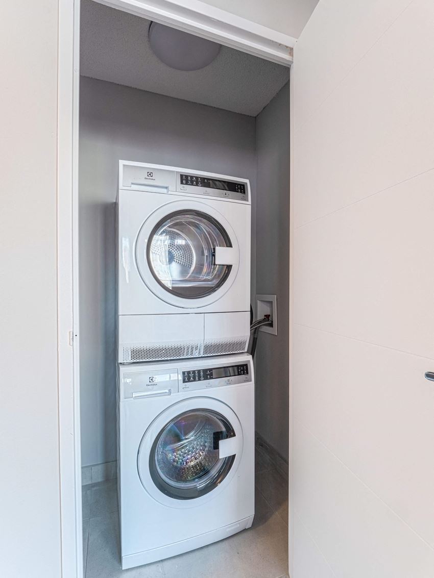 Mississauga Place Apartments, 3620 Kaneff Crescent, Mississauga, ON